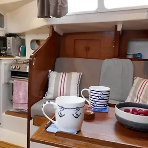 Botel Couples, Centre Getaway On The Water, Southampton