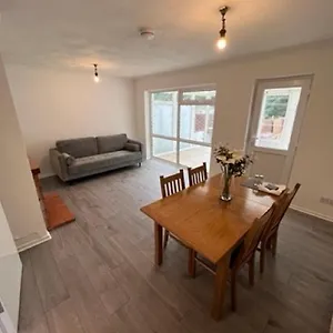 Homestay Serene Next To General Hospital, Southampton